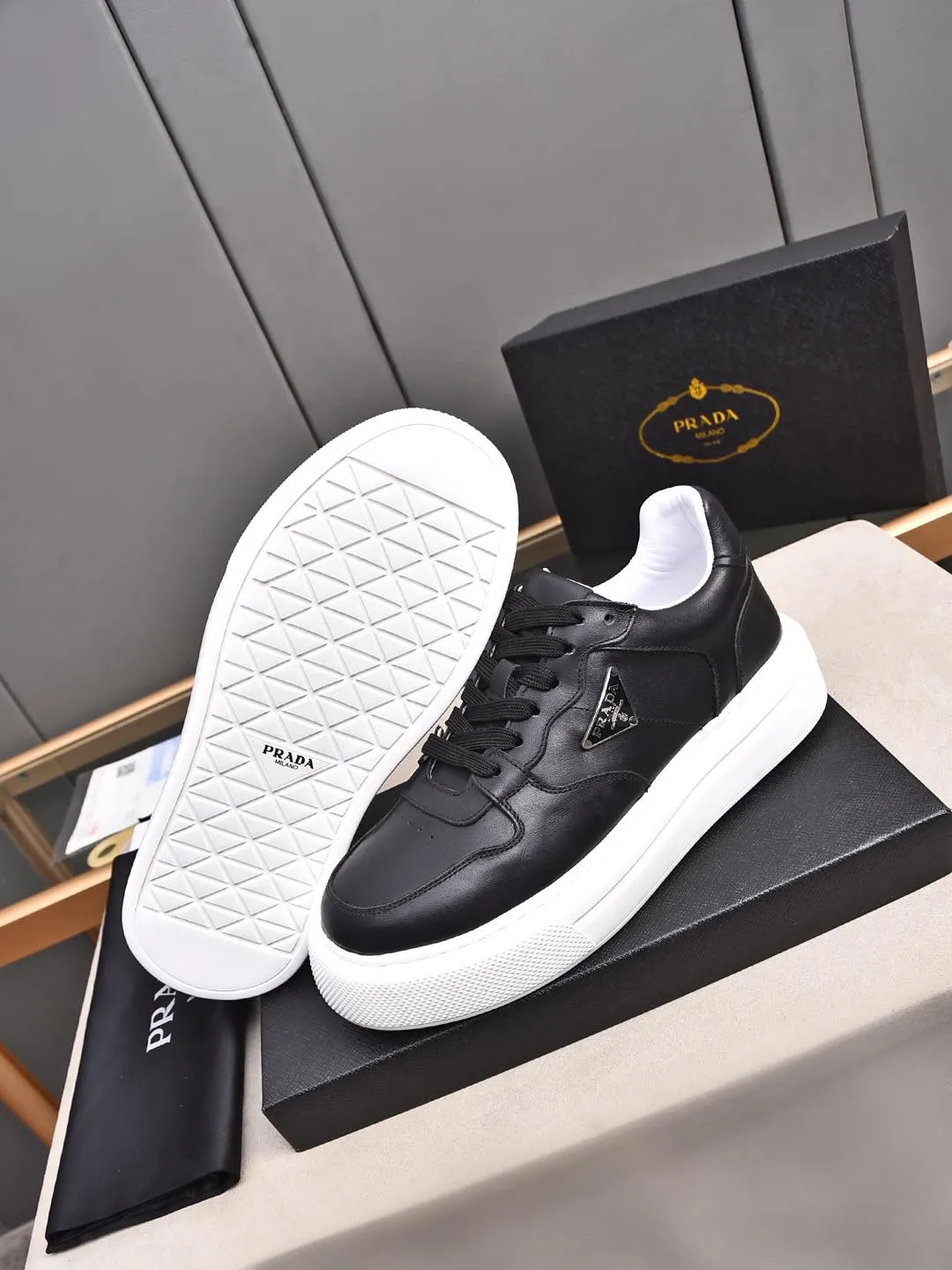 Men's shoes 💰500 Prada/Prada Men's new casual shoes, this upper is made of imported calfskin. The outside is decorated with the P family's classic metal triangle enamel logo, with cowhide lining and cowhide for the foot pads. The outsole is made of non-slip sports exclusive rubber outsole with logo, which feels good on the feet. It is a fashionable and fashionable item!  Size: 38-44 (45 customized)